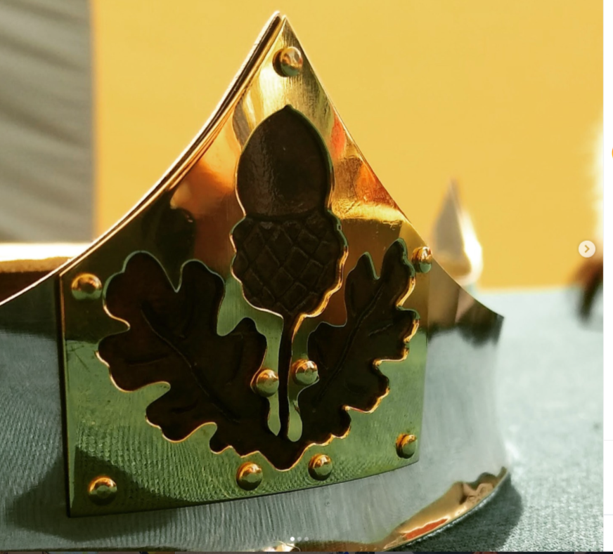 Front point of a coronet with oak derived decoration